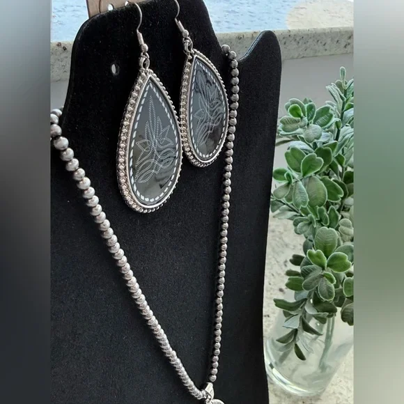 Black Teardrop Boot Stitch Earrings and Necklace Set - Picture 8 of 13